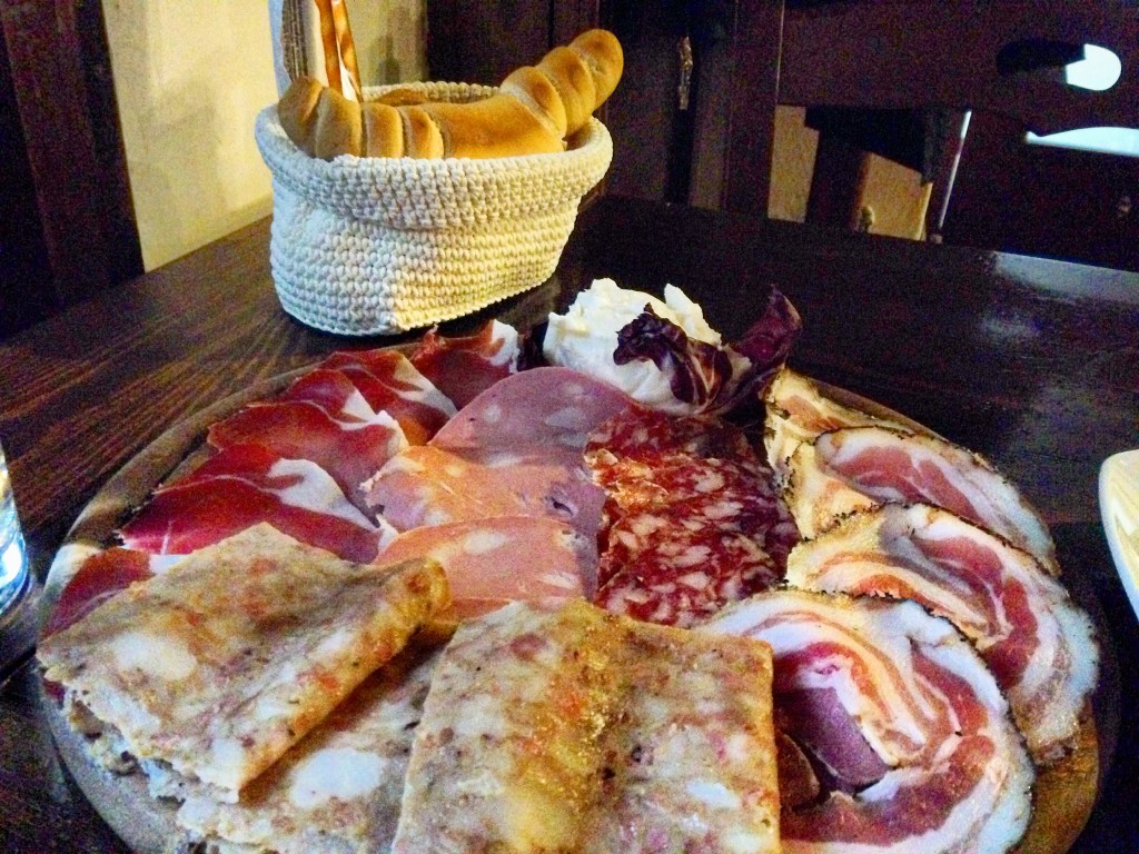 Tagliere di salumi tipici con formaggio La Compagnia Ferrara