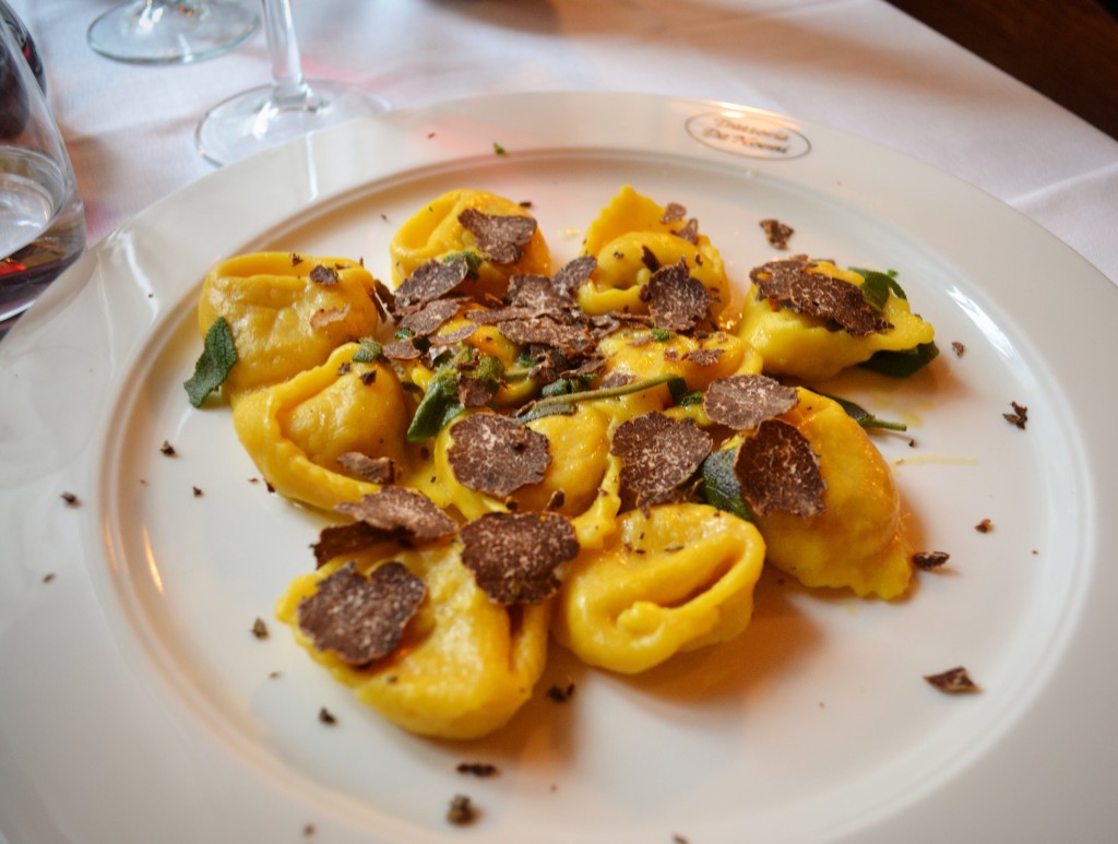 Cappellacci di zucca burro salvia e tartufo Trattoria da Noemi Ferrara