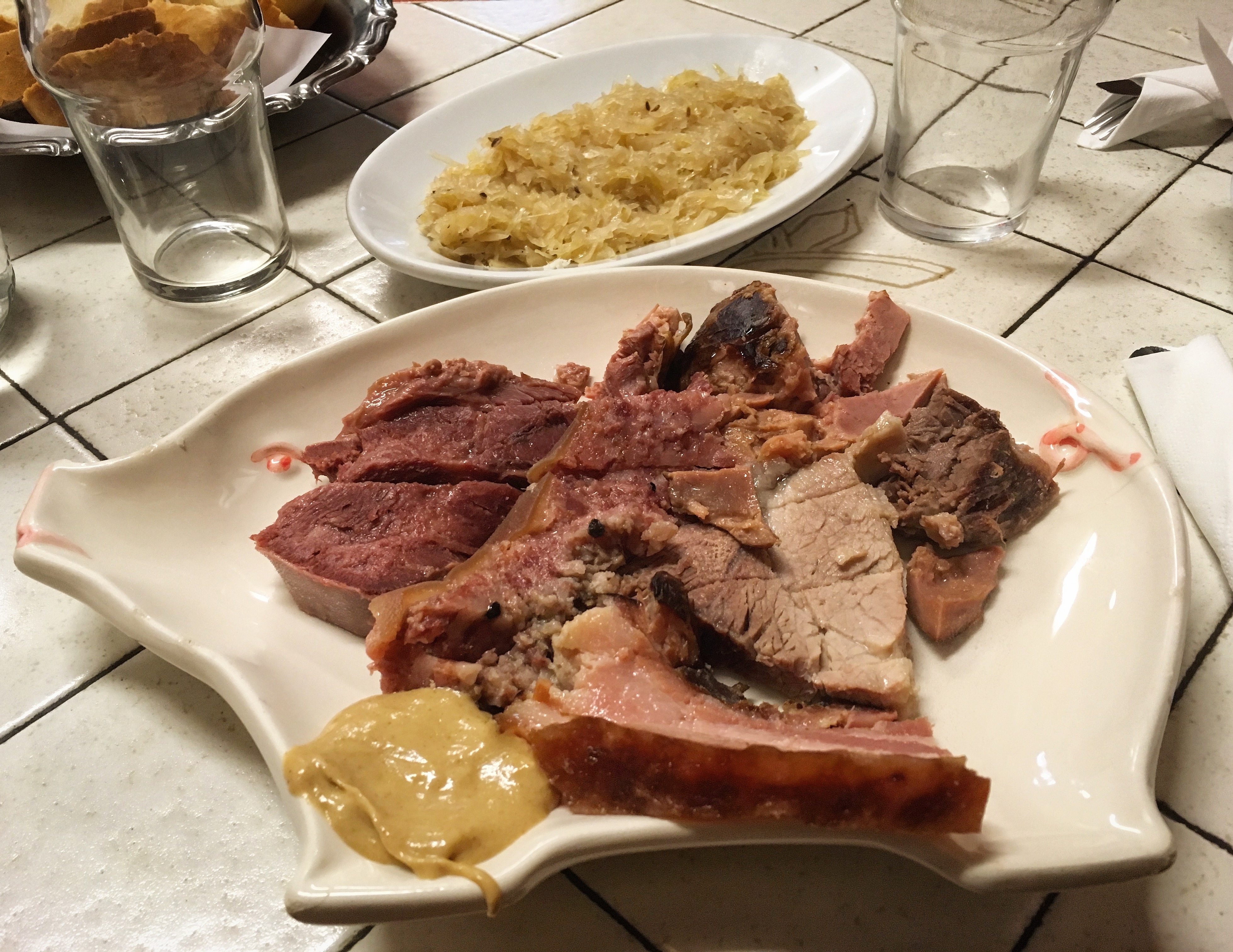 Buffet da Pepi Trieste bollito misto con crauti