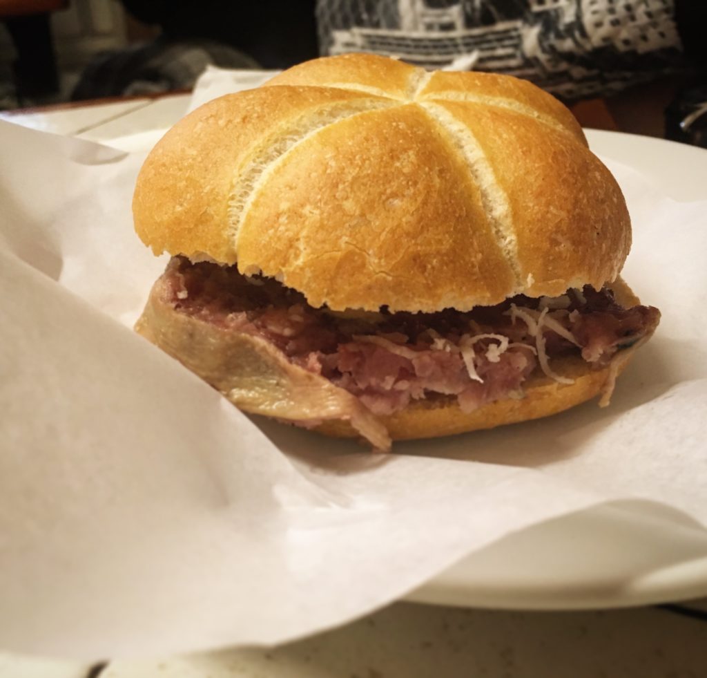 Buffet da Pepi Trieste panino con cotechino rafano senape