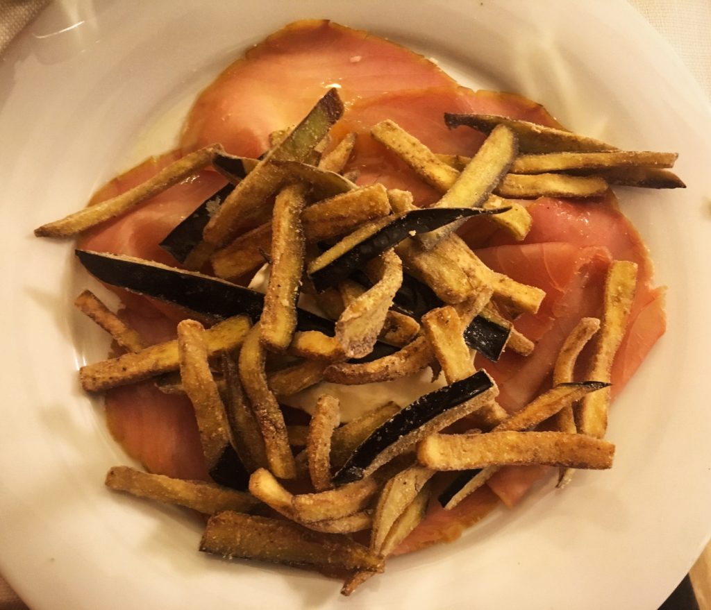 Trattoria Nerodiseppia Trieste prosciutto di tonno con la mozzarella di bufala e le melanzane fritte