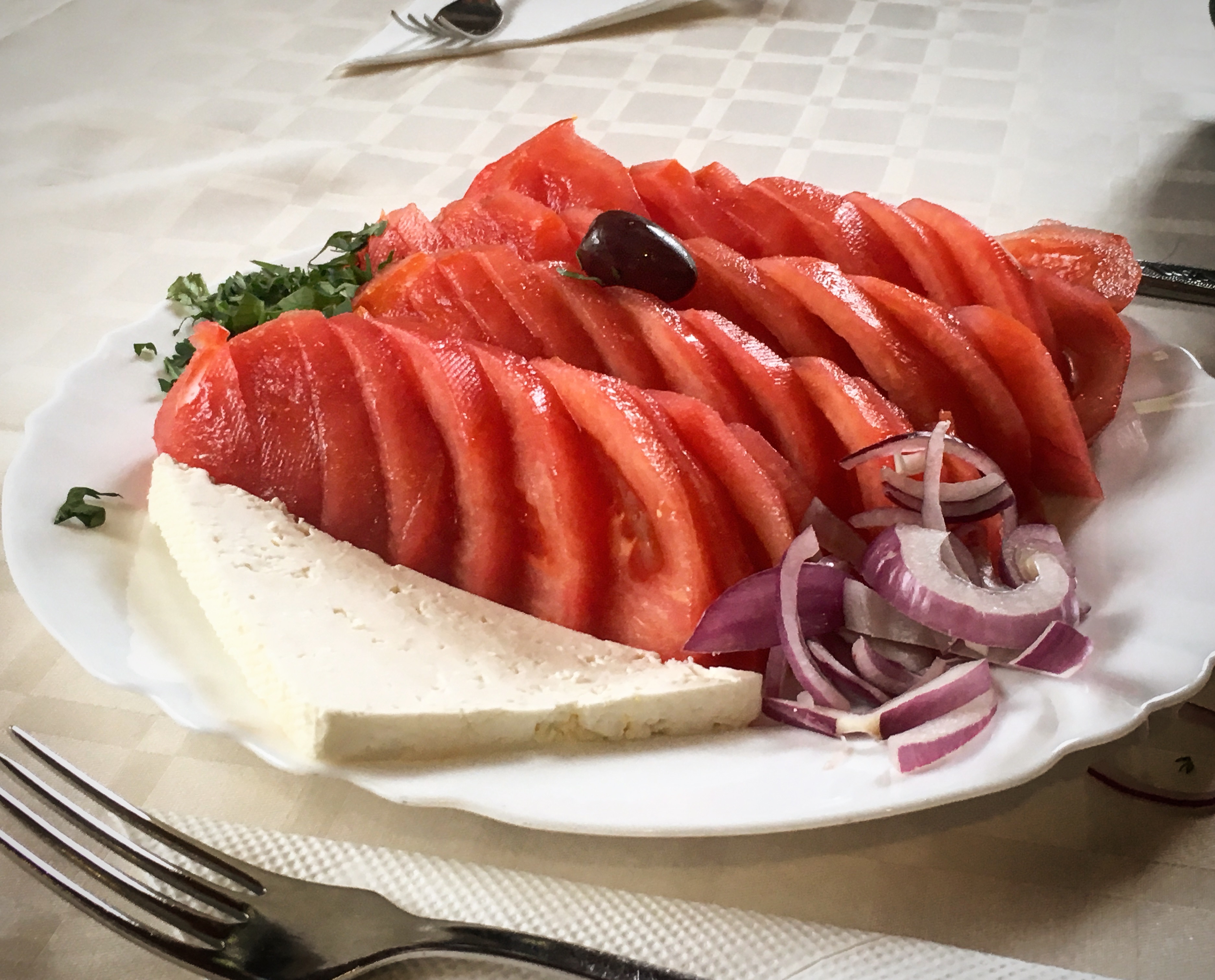 Pomodori con formaggio tipico ristorante Monastero di Rila