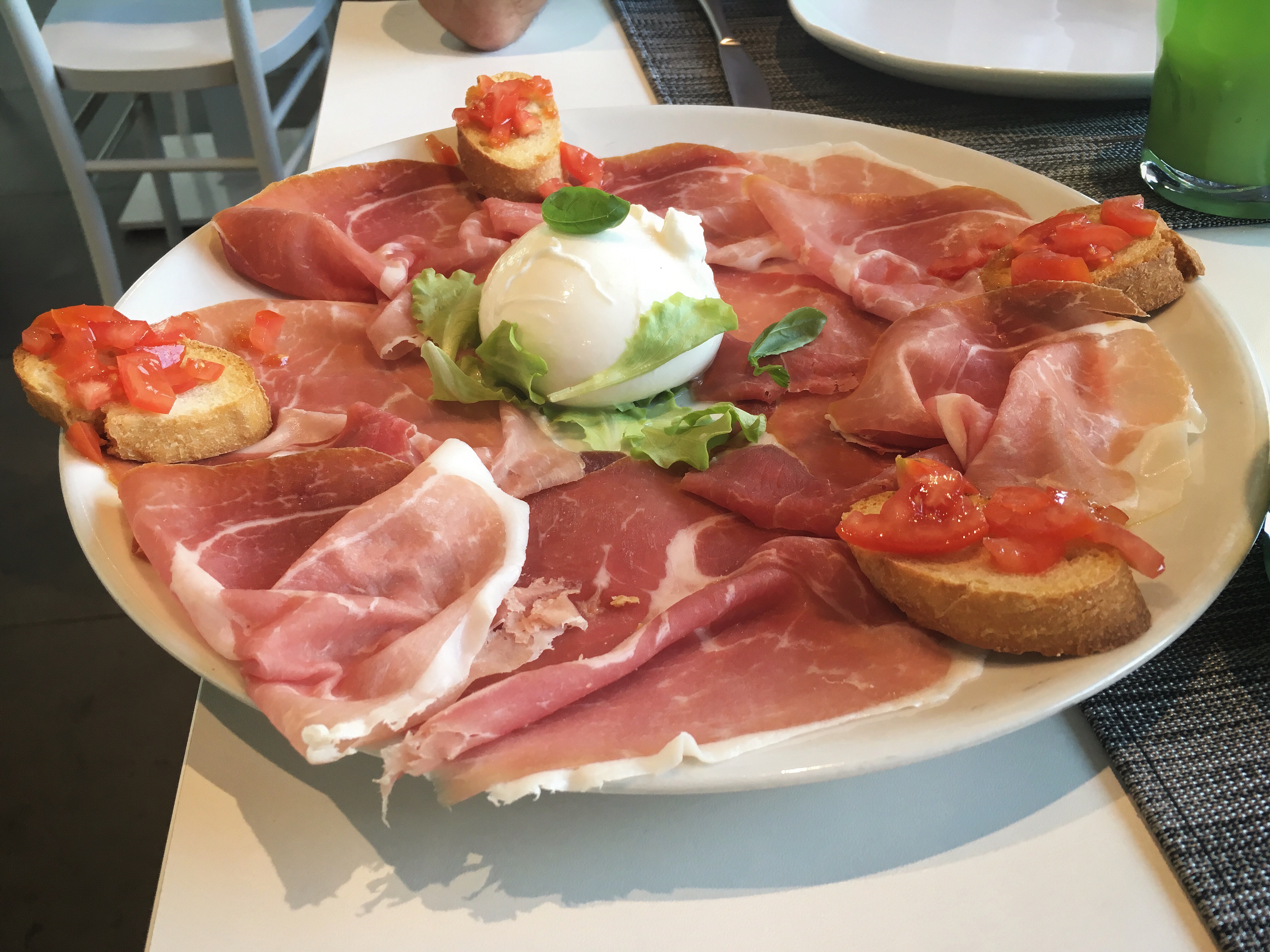 Enhorabona prosciutto crudo, burrata e crostini con pomodorini