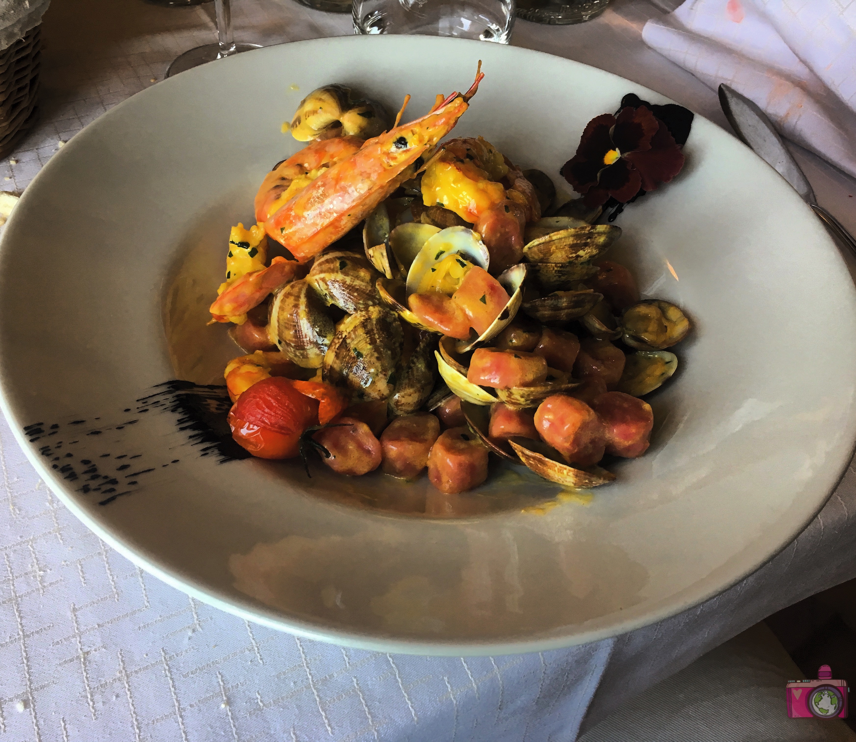 Gnocchetti rossi con vongole gamberi e zafferano Oasi Canneviè Volano