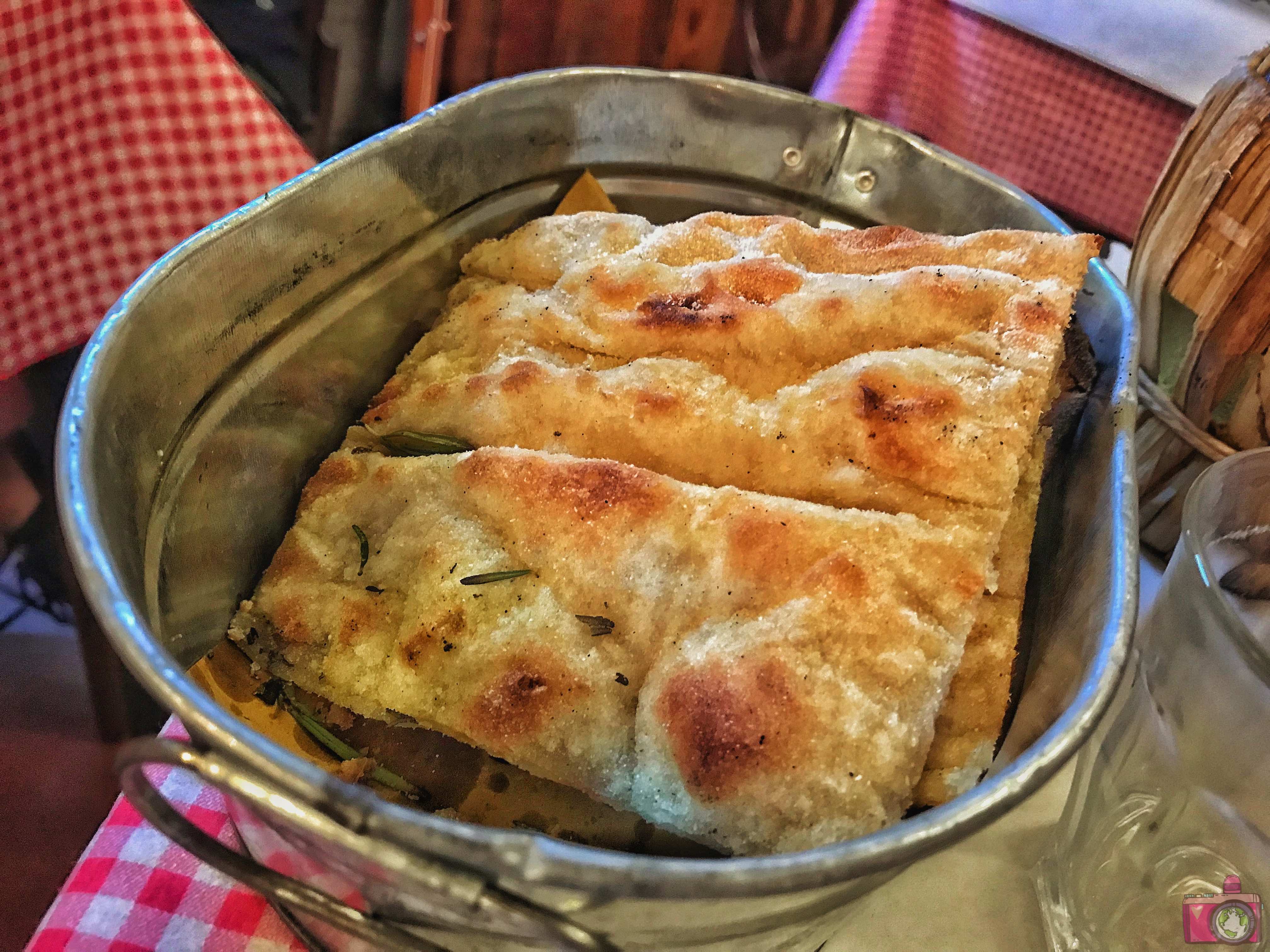 Nannarella focaccia calda olio e rosmarino