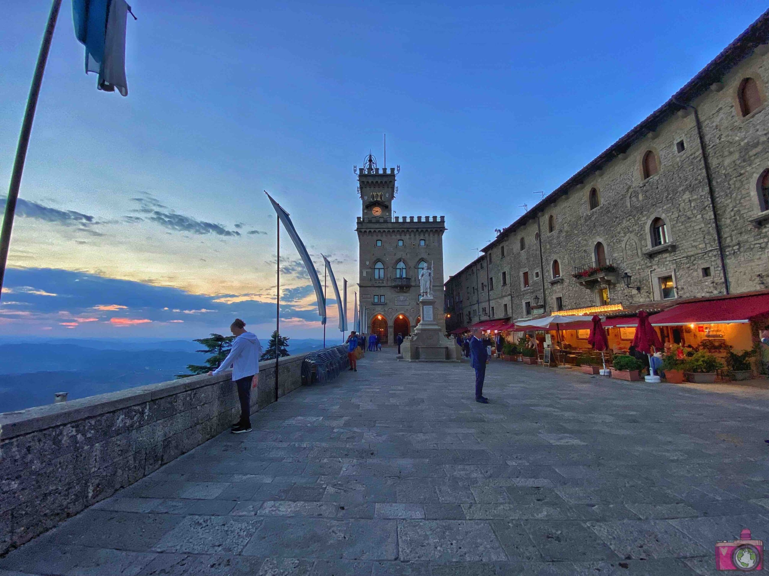 Piazza Libertà San Marino al tramonto