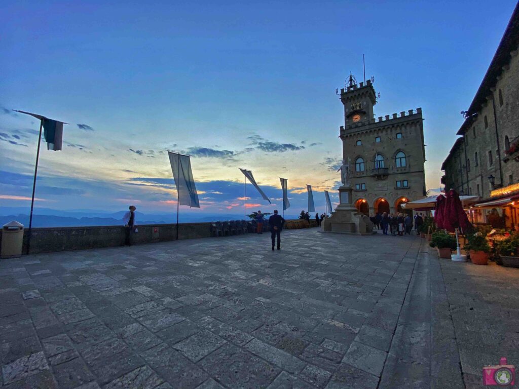 Piazza Libertà San Marino al tramonto