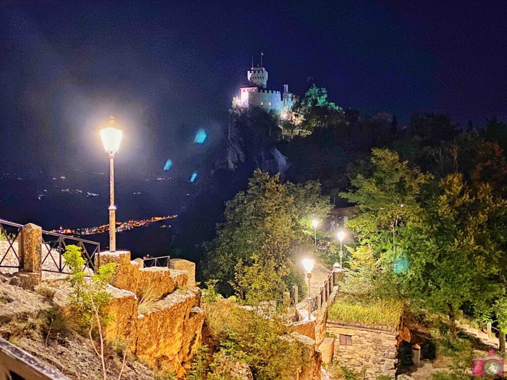 Visitare San Marino in notturna