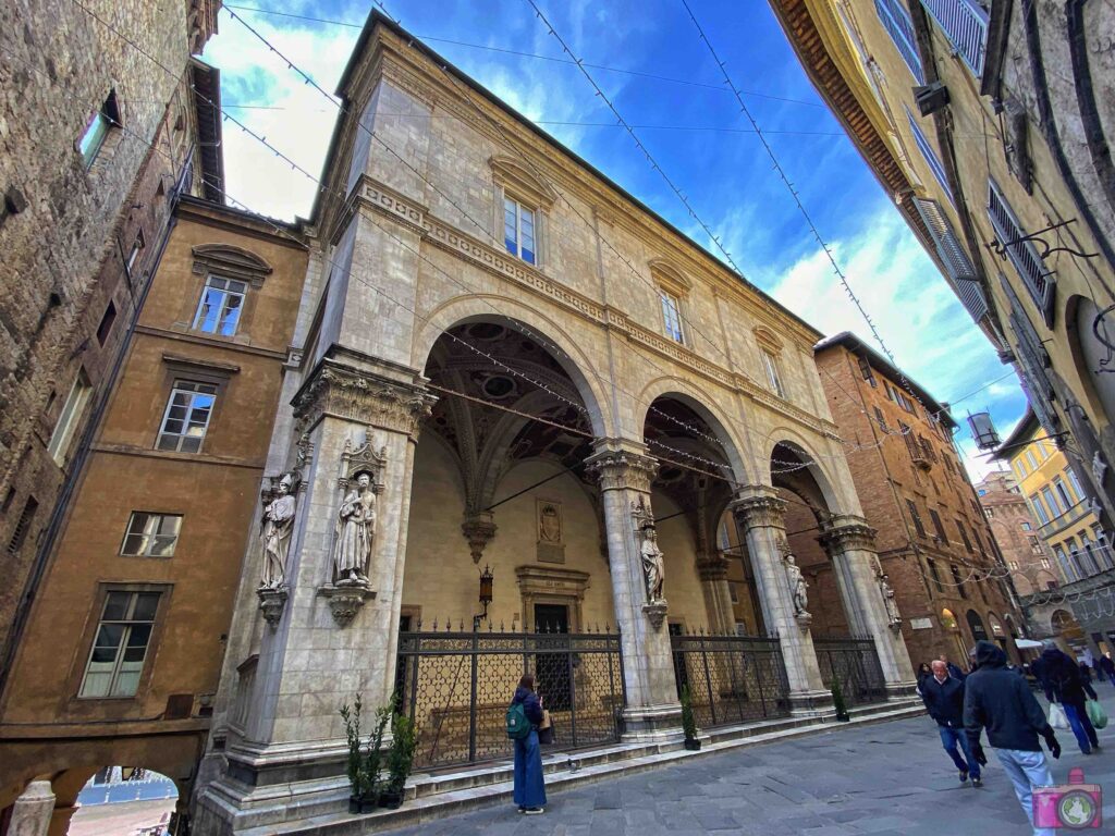 Loggia della Mercanzia Siena